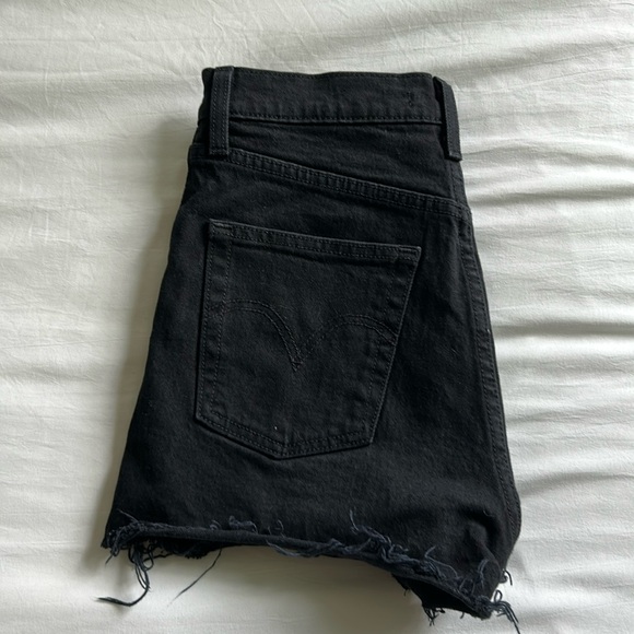 Levi’s Ribcage Shorts - Picture 2 of 5